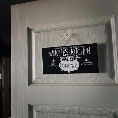 Witches Kitchen Kapı Tabelası