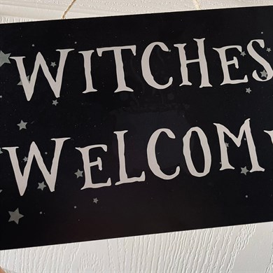 Witches Welcome Kapı Tabelası